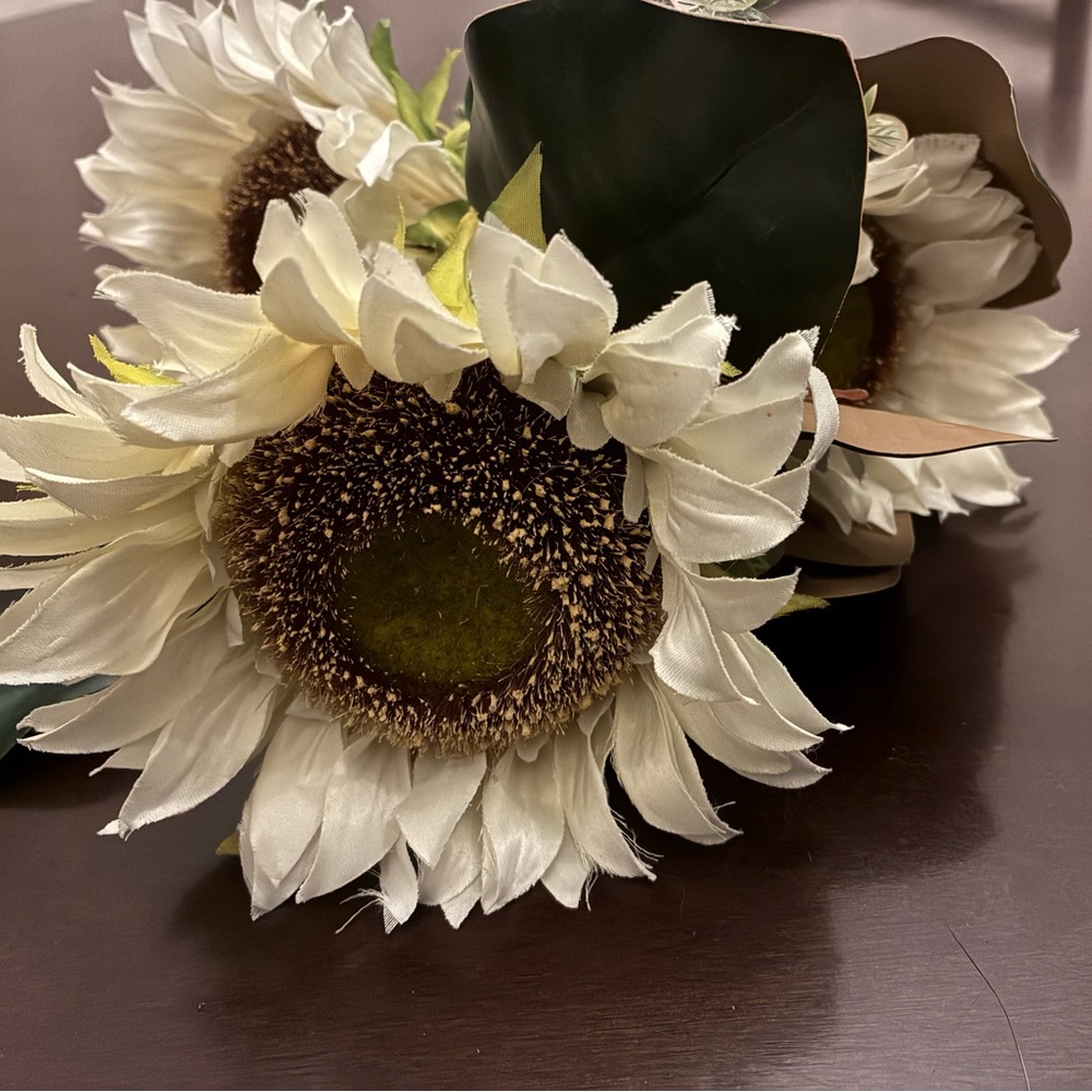 Elegant Cream Fall Arrangement.    💛🌻🍂